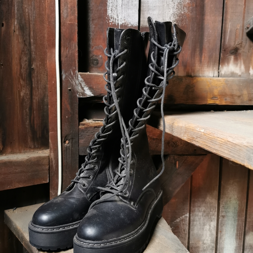2/60$ Steve Madden Black Lace-Up Moto Boots